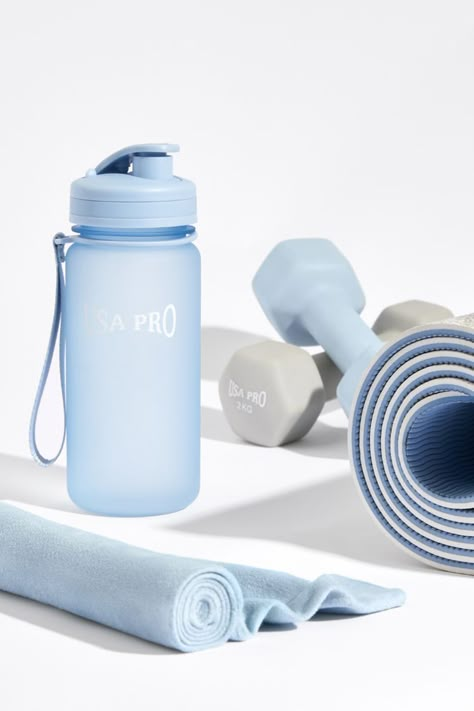 Yoga Mat Workout, Pilates Lifestyle, At Home Pilates, Block Yoga, Home Pilates, Mat Workout, Sweat Towel, Gym Water Bottle, Sport Photoshoot