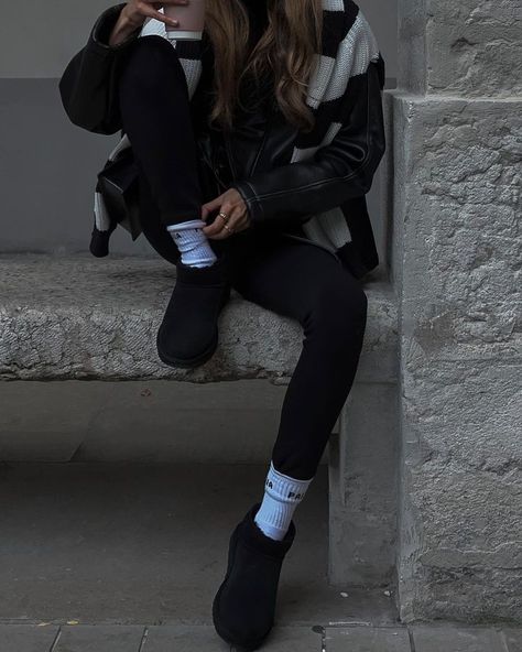 Ugg Black Boots Outfit, Ugg Mini Boots Outfit Winter, How To Style Black Uggs, Black Ugg Outfit Ideas, Black Uggs Outfit Winter, Black Ugg Outfit, Black Ugg Boots Outfit, Ugg Mini Boots Outfit, Black Uggs Outfit