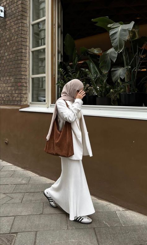 Sambas Adidas Women Outfit, Samba Classic, Stylish Outfits Casual, Adidas Samba Outfit, Samba Outfit, Hijabi Outfit, Muslim Style, Modern Hijab Fashion, Hijabi Fashion Casual