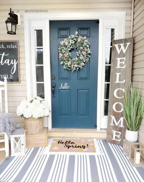 Cute layered front door mat ideas for Spring Small Porch Decorating, Veranda Design, Outside Fall Decor, Front Porch Design, Front Door Porch, Painted Front Doors, Vibrant Style, Diy Outdoor Decor, Small Porches