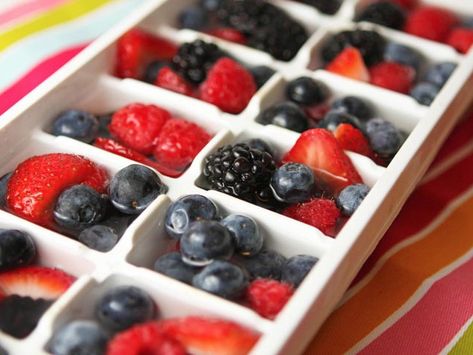 How to Make Fruit Ice Cubes - VIDEO Fruit Ice Cubes, Flavored Ice Cubes, Cold Treats, Clear Ice, Fourth Of July Food, Fruit Ice, How To Make Drinks, July Ideas, Wine Cocktails