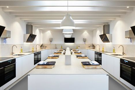 Cooking School Interior, Cooking School Design, Cooking Classes Design, Cooking School Kitchen, Teaching Kitchen, Chef School, School Kitchen, Architecture Restaurant, Cooking For A Group