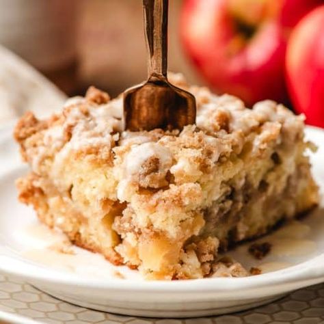 Apple Crumb Cake Recipe - NeighborFood Apple Crumb Cake Recipe, Gluten Free Apple Cake, Apple Crumb Cake, Apple Coffee Cake, Vegan Apple Cake, Blueberry Crumb Cake, Crumb Coffee Cakes, Apple Crumb Cakes, Apple Coffee