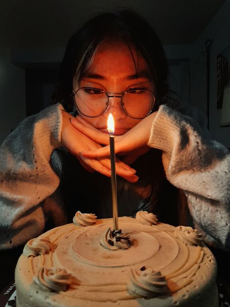 Looking at birthday cake Birthday Photo Ideas Aesthetic, Photo Birthday Cake, Birthday Photo Ideas, Photo Ideas Aesthetic, Cake Photoshoot, Birthday Cake Cake, Birthday Shots, Cute Birthday Pictures, 21st Birthday Photoshoot