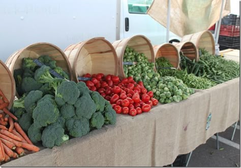 Produce Table Display, Farmers Market Design Ideas, Produce Merchandising Ideas, Produce Displays Market Stands, Farmers Market Produce Display, Produce Stand Ideas, Fresh Produce Display, Farmers Market Display Ideas, Farm Market Ideas