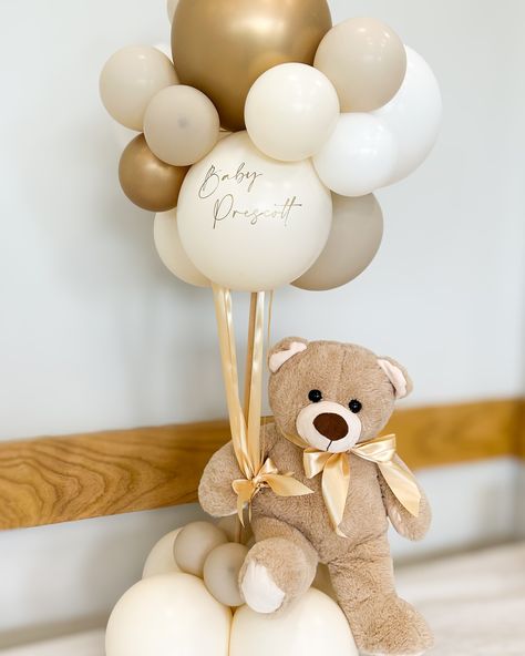 The ultimate bear themed balloon decoration inspo! A neutral teddy bear theme works so well for: 👶Baby showers 🤍Gender reveals 🎂1st birthdays 👶Naming ceremonies 📍Save for inspo #balloondecor #balloongarland #balloontipsandtricks #shimmerwall #shimmerwalls #shimmerwallbackdrop #glitterwall #balloonartist #organicballoons #organicballoongarland #ikeahack #ikeahacks #balloondecoration #goldballoons #pipeanddrape #luxuryballoons #ballondecoration #balloonmuseum #shimmerwallballoons #theev... Teddy Bear With Balloons Centerpiece, Teddy Bear Balloon Bouquet, Bear In Basket With Balloons, Beige Baby Shower Ideas, Baby Shower Teddy Bear Theme, Shower Painting, Teddy Bear With Balloons, Teddy Bear Balloon, Bear With Balloons