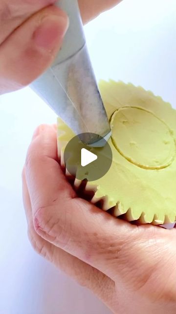 How To Make Cupcake Flowers, Flowers Cupcakes Ideas, Cupcake Decorating Ideas Flowers, Easy Cupcake Flowers, Easy Buttercream Flowers Tutorial, Mini Flower Cupcakes, Floral Cupcakes Tutorial, Easy Floral Cupcakes, Decorated Cupcakes Ideas Creative