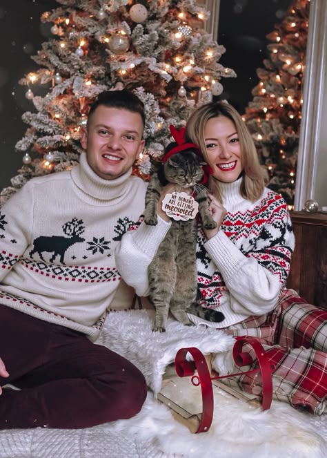 Couple Christmas Pictures With Cat, Christmas Photos With Cats, Christmas Photo With Cat, Christmas Card Ideas Couple, Engagement Christmas Cards, Christmas Card Photo Couple, Xmas Couple Photos, Christmas Engagement Announcement, Christmas Engagement Photos