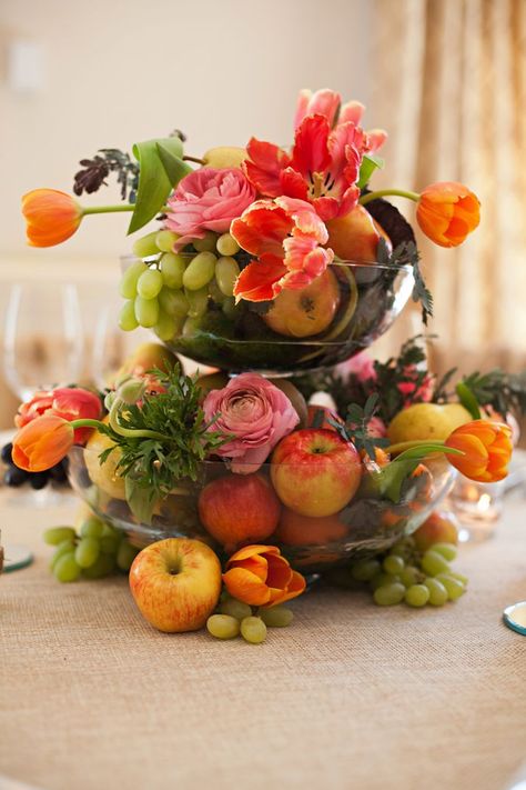 Budget Friendly Wedding Centerpieces, Wedding Fruit, Hanging Centerpiece, Edible Centerpieces, Unique Wedding Centerpieces, Fruit Centerpieces, Wedding Flower Guide, Summer Centerpieces, Spring Table Decor