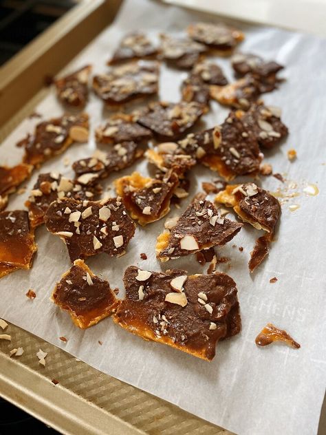 Homemade Caramel, Easy Appetizer Recipes, Sliced Almonds, Mini Chocolate Chips, Passover, Matzo, Melting Chocolate, Melted Butter, Toffee