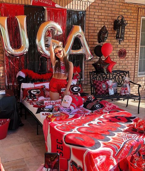 College Bed, College Grad Party, Bed Party, College Gameday Outfits, Senior Szn, Gameday Outfits, College Vision Board, Georgia College, Georgia Bulldogs Football