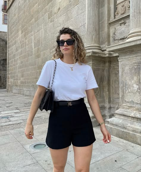 Shorts Outfit Female, Women Shorts Outfit, Summer Korean Outfits, Outfit Minimalista, Outfit Female, Outfit Black Women, Scandi Fashion, Gala Outfit, Outfit 2023