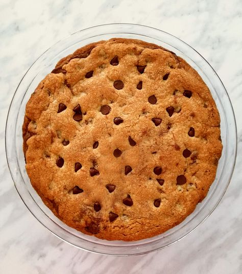 This recipe features a chewy, GIANT chocolate chip cookie with a warm and gooey Nutella center! Chocolaty, buttery goodness in every bite! Chocolate Chip Cookies Without Eggs, Cookies Without Eggs, Nutella Chocolate Chip Cookies, Nutella Pie, Stuffed Chocolate Chip Cookies, Nutella Cookie, Eggless Chocolate Chip Cookies, Giant Chocolate Chip Cookie, Giant Chocolate