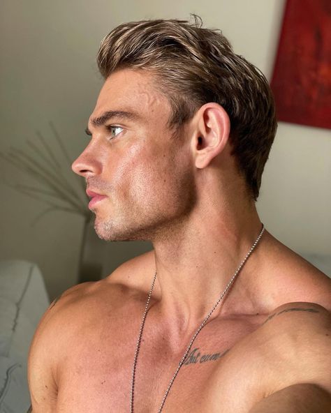 Sharp Jawline Men, Male Jawline, Get A Sharp Jawline, Sharp Jawline, Diet Hacks, Chiseled Jawline, Male Faces, Fish Pose, Instagram Face