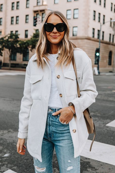 White Shacket Outfit, White Tee And Jeans Outfit, Veja Sneakers Outfit, Shacket Outfit Ideas, Tee And Jeans Outfit, Beige Shacket, White Shacket, Shacket Outfit Women, Neutral Fits