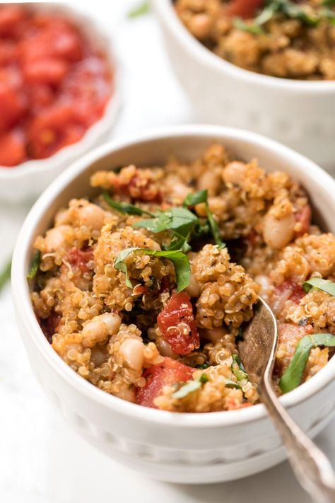 This healthy and delicious Italian Quinoa is made using just one pot! We've got tons of flavor inside using tomatoes and fresh basil. On the table in just 30 minutes and makes clean up a total breeze!When dinner is ready in just one pot you know it's going to be a good... White Beans Spinach, Italian Quinoa, One Pot Italian, Italian Herbs, Simply Quinoa, Sweet Potato Chili, Veggie Bowl, Quinoa Recipes, Tomato Basil