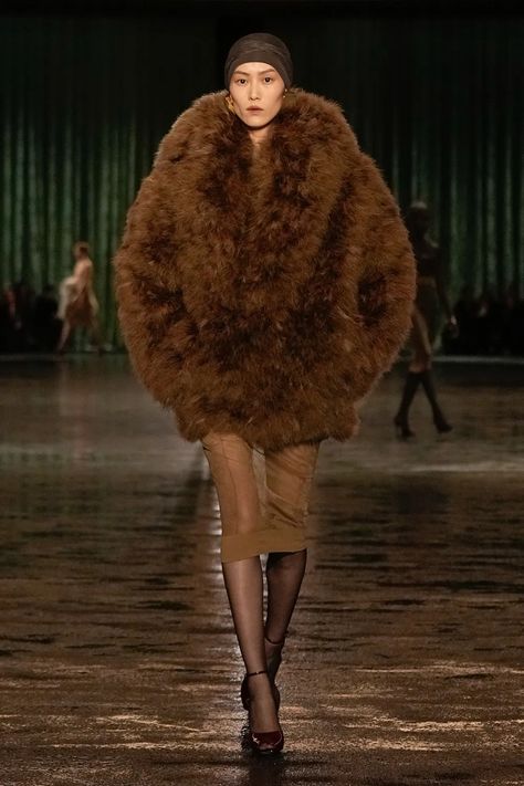 Saint Laurent Fall 2024 Ready-to-Wear Collection | Vogue Amanda Wakeley, Runway Shoes, Band Of Outsiders, Runway Makeup, Antonio Marras, Antonio Berardi, Atelier Versace, Alexandre Vauthier, Fall Winter Wardrobe