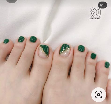 Green And Gold Pedicure, Short Nail Green, Feet Gel Nails, March Pedicure Ideas, Feet Gel Polish, Emerald Green Toe Nails, Pedicure Ideas Green, Pedicure Ideas Fall Toenails, Dark Green Pedicure