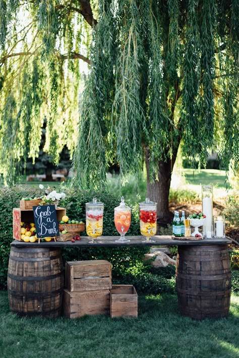 Lemonade Stand Wedding Drink Bar, Wedding Drink Station, Rustic Wedding Details, Deco Champetre, Drink Bar, Drink Station, Wedding Drink, Lemonade Stand, Garden Parties