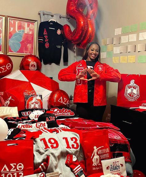 Delta Sigma Theta Gifts, College Inspiration, College Vision Board, Delta Girl, Life Goals Future, Delta Sorority, Delta Sigma Theta Sorority, Graduation Photoshoot, Delta Sigma Theta