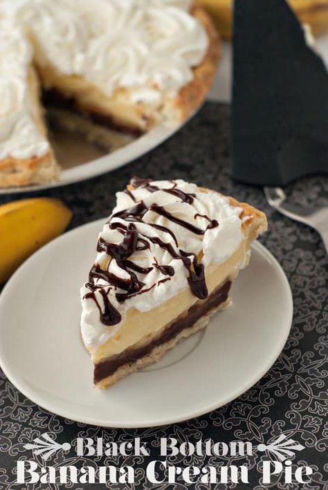 Delicious Black Bottom Banana Cream Pie in a small white plate. Banana Cream Cheesecake, Banana Cream Pie Recipe, Banana Pie, Summer Pie, Banana Pudding Cheesecake, Easy Pie Recipes, Cream Pie Recipes, Banana Cream Pie, Black Bottom