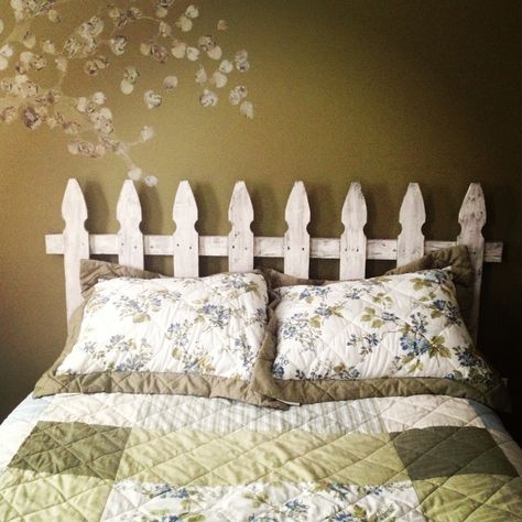 Picket fence headboard Bedroom Without Headboard, White Wood Fence, White Wood Headboard, Picket Fence Headboard, Fence Headboard, Picket Fence Crafts, Plank Headboard, Door Headboard, Bedroom Rustic