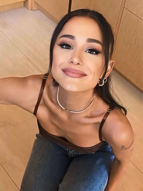 Brown Hair Ariana Grande, Dimples Ariana Grande, Ariana Grande 2019 Makeup, Brunette Ariana Grande, Ariana Grande Light Brown Hair, Ariana Grande Brunette, Into You Ariana Grande, Ariana Grande Short Hair, Popstar Makeup