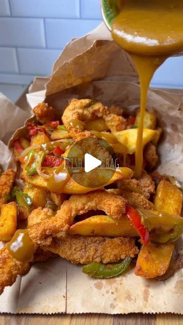 Anthea Malialis on Instagram: "Friday night fakeaway guys? Taking it back to this absolute beauty, the Irish Spice Bag/salt and pepper chips. As you may know, the Spice Bag is one of Ireland’s most popular takeaway meals, similar to the well-loved salt and pepper chips.  Spice Bag recipe:  Spice Mix:  1 tbsp chinese salt and pepper mix 1 1/2 tsp paprika 1 tbsp garlic powder 1 tbsp onion powder 1 tsp chinese curry powder  1 tbsp 5 spice 1 tsp chilli powder  1 tsp msg (optional) 1 tbsp sugar  Freshly ground pepper Ingredients:  Cooking oil for cooking chicken 1 red pepper, thinly sliced 1 green pepper, thinly sliced 1 small white onion, thinly sliced 1 spring onion 1 small medium heat red chill Finley slice  Thick cut chips  Crispy shredded chicken Instructions:  Cook the crispy shredded chi Spice Bag Recipe, Crispy Shredded Chicken, Chinese Curry, Dinner Sides Recipes, Salt And Pepper Chips, Spice Bag, 5 Spice, Chicken And Chips, Cooking Chicken