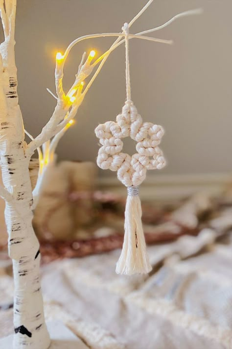 Macrame Star Ornament, Easy Macrame Patterns, Tree Ornaments Diy Christmas, Christmas Ornaments Easy, Tree Ornaments Diy, Macrame Star, Ornaments Diy Christmas, Yarns Ornaments, Tutorial Macramé