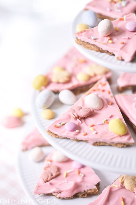 Easter Bark Recipe, Easter Chocolate Bark, Easter Bark, Graham Cracker Toffee, Fun Easter Treats, Crispy Chocolate Chip Cookies, Spring Time Desserts, White Chocolate Bark, Chocolate Bark Recipe