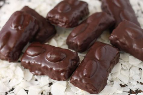 A little piece of coconut HEAVEN...... Love coconut. Love almonds. Love dark chocolate. Gotta to try! Mounds Bars Recipe, Almond Joys, Almond Joy Candy, Almond Joy Bars, Candy Bar Recipe, Homemade Candy Bars, Coconut Candy, Almond Joy, Homemade Candies