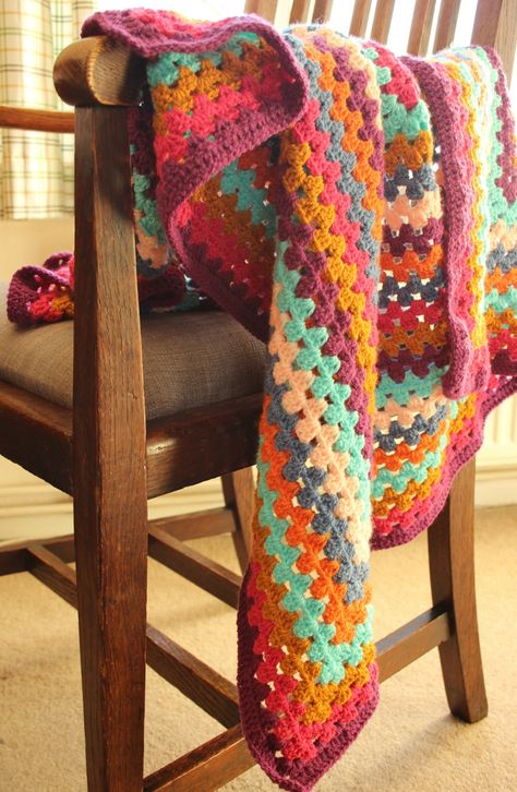 Quick Granny Square, Beautiful Crochet Blanket, Crochet Poncho Patterns Easy, Classy Crochet, Crochet Granny Square Pattern, Granny Square Pattern, Crochet Blanket Pattern Easy, Crochet Decor, Pattern Blanket