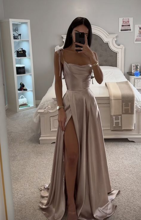 Cute Formal Dresses, Classy Prom Dresses, Stunning Prom Dresses, Prom Dress Inspiration, Cute Prom Dresses, Pretty Prom Dresses, Prom Outfits, Grad Dresses, Glam Dresses