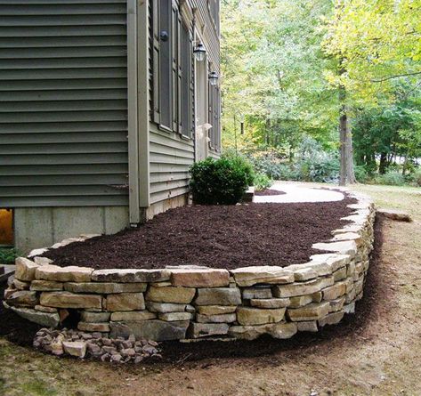 Stone Flower Beds, Flower Bed Borders, Landscaping Around House, Landscaping Around Trees, Areas Verdes, Front Landscaping, Outdoor Garden Decor, Patio Stones, Flower Bed