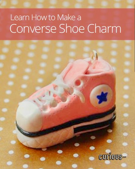 DIY Miniature Converse Shoe Charm Clay Shoes, Diy Converse, Cheap Converse, Polymer Crafts, Cute Polymer Clay, Polymer Clay Miniatures, Cute Clay, Clay Miniatures, Star Shoes