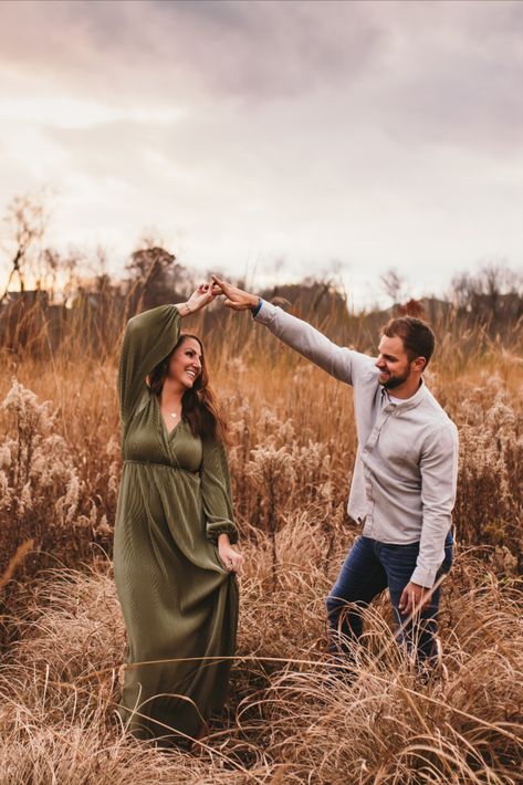 Photos In Tall Grass Picture Ideas, Tall Grass Photoshoot Couple, Fall Engagement Photos Dress, Fall Outfits Photoshoot Couple, What To Wear For Fall Engagement Photos, Fall Field Photoshoot, Tall Grass Photoshoot, Engagement Photoshoot Fall, Taylor Photoshoot