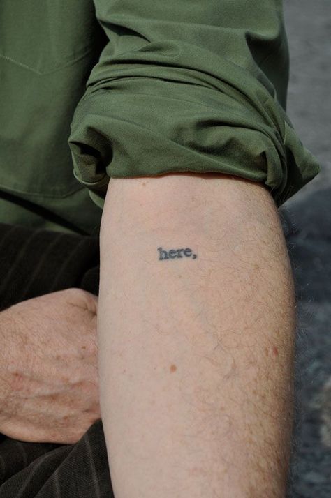 I remember reading about this tattoo. An artist had a story. She gathered volunteers, each one would have a different word tattooed on the. Thought it was very cool and interesting. Coolest Tattoos, 16 Tattoo, Mushroom Tattoo, Herz Tattoo, Tattoos Inspiration, Muster Tattoos, Tasteful Tattoos, Geniale Tattoos, Bohol