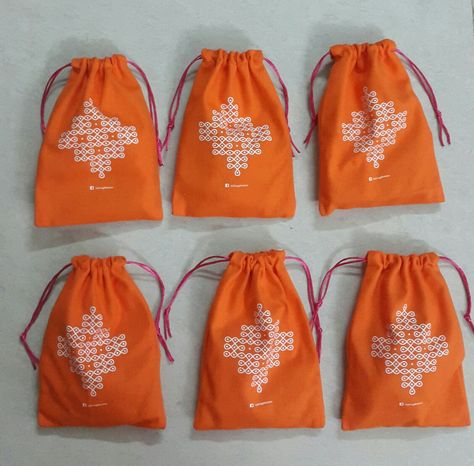 #thinkoutsideoftheBAG Traditionally, during Navratri-Golu a return gift BAG is given to all the women who visit to see the golu. This return gift BAG has a coconut, vethalai (beetel leaves), pak, a fruit, haldi , kumkum, sundal and a GIFT for the lady who visits your golu. We took this concept and turned it... INSIDE-OUT! We chose a gift , and then put all the traditional items INSIDE it !! Love is in the details... #navratri #golu #Gift #inside #out #thinkoutsideofthebox Navratri Return Gift Ideas, South Indian Wedding Return Gift Ideas, Return Gifts Indian Ideas, Festival Giveaways, Diwali Designs, Return Gifts Indian, Return Gift Ideas, Tea Lights Wedding, Haldi Kumkum