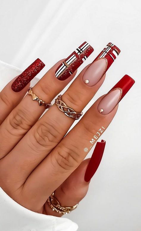 Burberry Nails, Plaid Nail Designs, Christmas Nail Colors, Holiday Nails Christmas, Red Christmas Nails, Red Acrylic Nails, Plaid Nails, Christmas Nails Easy, Christmas Nail Art Designs