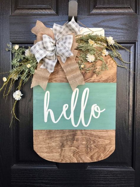 Mason Jar Door Hanger, Mason Jar Sign, Spring Front Door, Front Door Spring, Door Signs Diy, Farmhouse Crafts, English Ivy, Wooden Door Signs, Wood Door Hangers