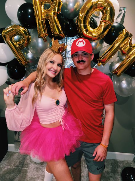 Couples Customes Ideas, Cute And Simple Couple Halloween Costumes, Pink Couple Costume, Cute Cupple Costumes, Couple Last Minute Halloween Costumes, Cartoon Character Couples Costume, Cartoon Couple Costumes Halloween, Mario And Princess Peach Costume Couple, Couple Costumes Cartoon