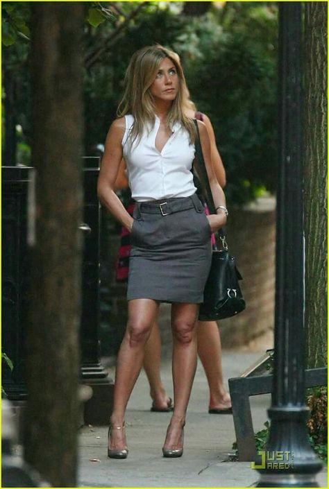 Jennifer Aniston 90s, Jennifer Anniston Style, Estilo Rachel Green, Jennifer Aniston Legs, Jeniffer Aniston, Rachel Green Outfits, Motivasi Diet, Jennifer Aniston Style, Jennifer Aniston Hot