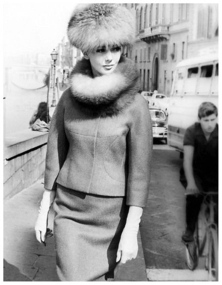 Vintage fashion photography at its finest by Regina Relang. Mode Prints, Fashion 1960s, 1960's Fashion, Swinging Sixties, Vintage Fur, Vintage Couture, Vintage Glam, Fur Hat, Outfit Trends