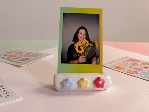 Hello There 😌 📸 🌸This tiny photo holder is designed for hold the polaroid photos or notes 😬 🌸Each photo holder is made to order this makes each holder unique and can cause slight differences. 🌸These miniature photo holders are perfect for home decoration, wedding parties and also as a birthday gift. 🌸If you want to add a special note to your order, please contact me! 🎁 🌸If you need a custom photo holder, i would love to make your dream come true :) please contact me! i love to create! ? Stand Flower, Photo Stand, Diy Air Dry Clay, Sculpture Art Clay, Polaroid Photo, Air Dry Clay Projects, Clay Diy Projects, Clay Crafts Air Dry, Diy Ceramic