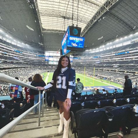 @zelaswanson on Instagram: "21, can you do somethin' for me??" Dallas Mavericks Outfit Woman, Gameday Outfits, Cowboy Games, Game Outfit, Country Style Outfits, Football Game Outfit, Vegas Outfit, Nfl Outfits, Nfl Games