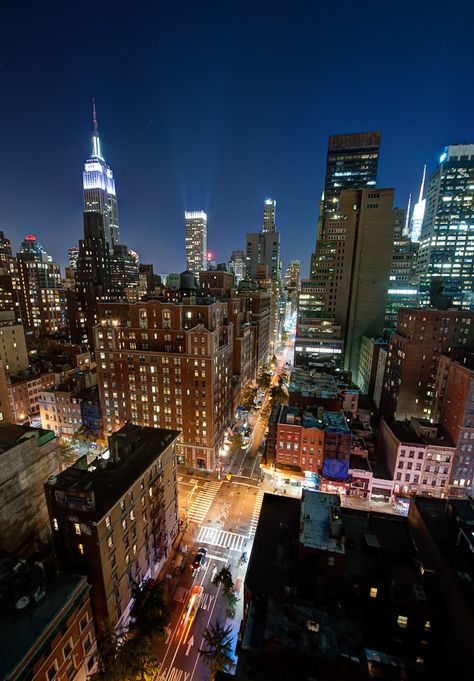 Midtown Manhattan, New York Manhattan Night, Places In Usa, City Layout, City Skylines, Point Perspective, Famous Buildings, Midtown Manhattan, City That Never Sleeps, World Best Photos