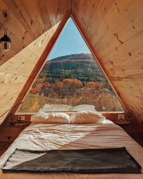 8 Rustic Escapes In Upstate New York Perfect For A Fall Getaway Windham Ny, Lake George Village, New York Winter, Fall Getaways, Catskill Mountains, New York Fall, Lake Placid, Lake George, Upstate New York