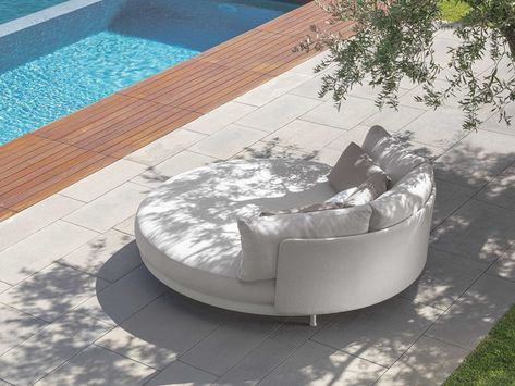 Daybed White, Round Beds, Outdoor Daybed, Versatile Furniture, Italian Garden, Gorgeous Gardens, Outdoor Fabric, Daybed, Bench Furniture