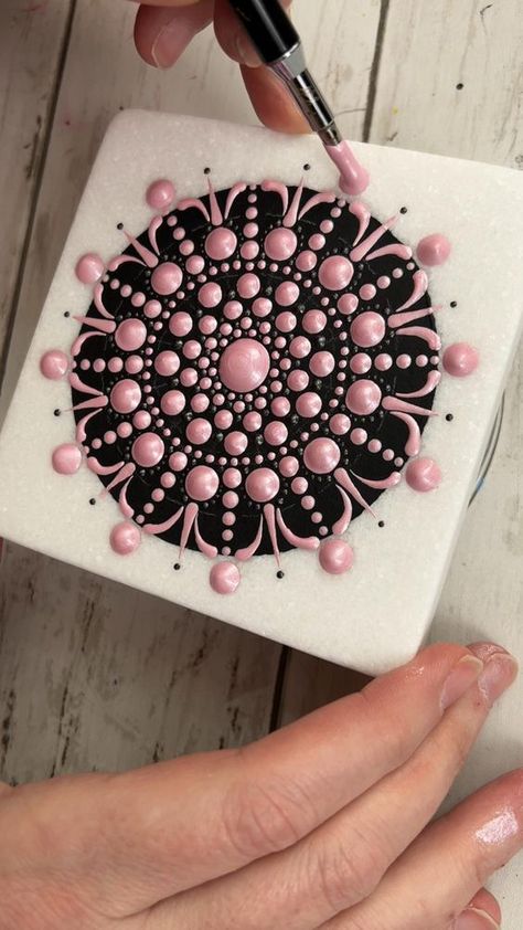 I paint a mandala using acrylic paint and a santorini stone Pink Mandala Art, Dot Painting Ideas Patterns, Dot Mandala Art, Pink Mandala, Mandala Dot Art, Aboriginal Dot Painting, Mandala Painted Rocks, Bff Gifts Diy, Mandala Rock Art