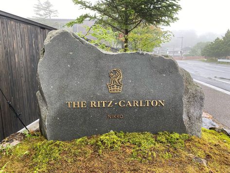 Stone Signage Outdoor, Stone Signage Design, Signage Design Outdoor Entrance, Outdoor Signage Design, Landscape Signage, Stone Signage, Resort Signage, Monument Signage, Entrance Signage